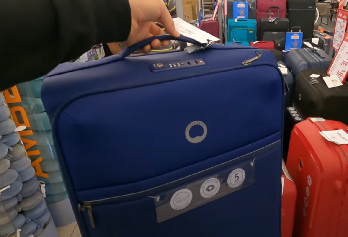 Самый легкий чемодан из ткани фирмы Delsey вес 2.3 кг на 70 л.