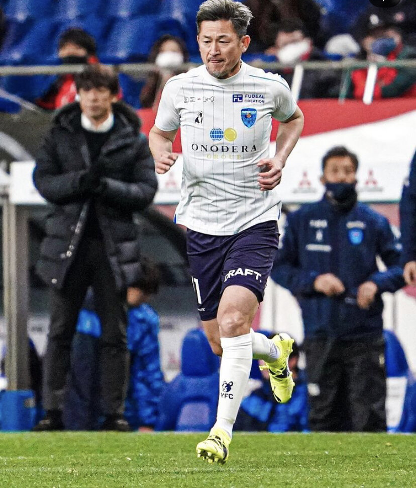 Полузащитник «Йокогамы» Кадзуйоси Миура вышел в стартовом составе в матче чемпионата Японии с «Кавасаки Фронтале» (2:3) отыграл чуть больше тайма , а на 56-й минуте был заменён. В 53 года, 6 месяцев и 28 дней он стал самым возрастным игроком в истории турнира.