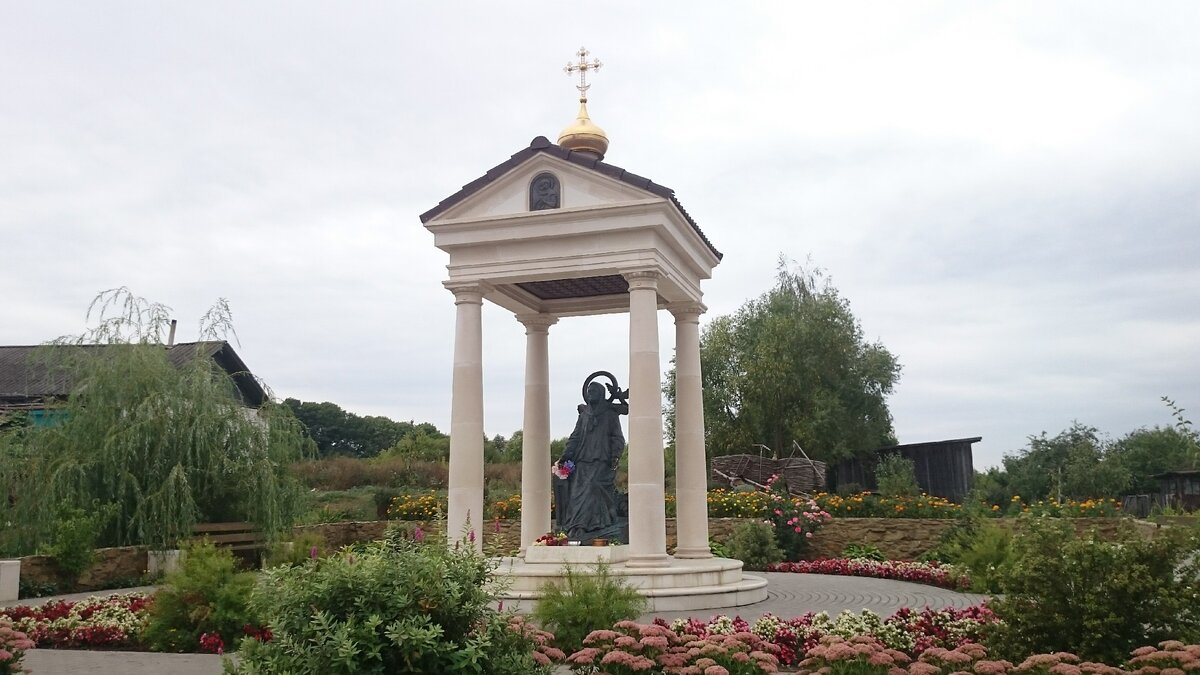 с. Себино, Тульская область. Памятник Матроне Московской от земляков.