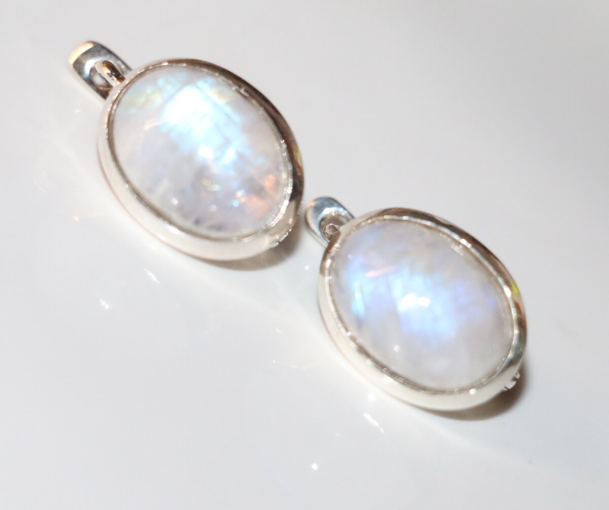 Адуляр является одним из сильнейших оберегов и талисманов. Он благотворно влияет на людей, страдающих от собственного взрывного характера. Холодный умиротворяющий блеск адуляра дает возможность ощутить покой и умиротворение. 