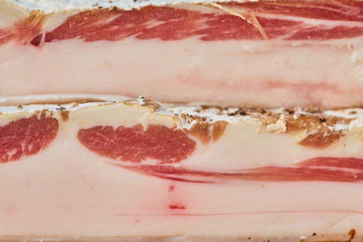 Для производства панчетты используют сырье, взятое исключительно с живота свиньи.