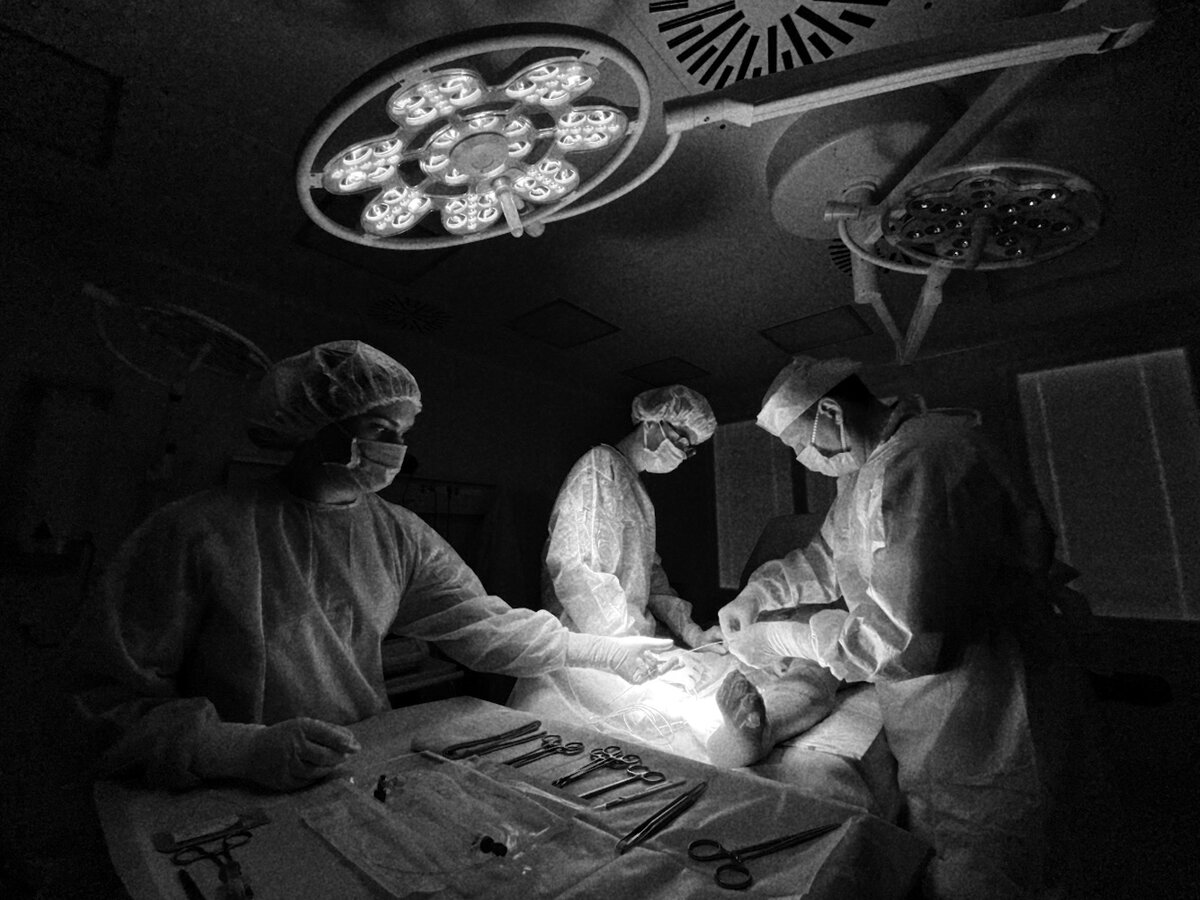 Фото сделано во время флебэктомии ( я по центру). 