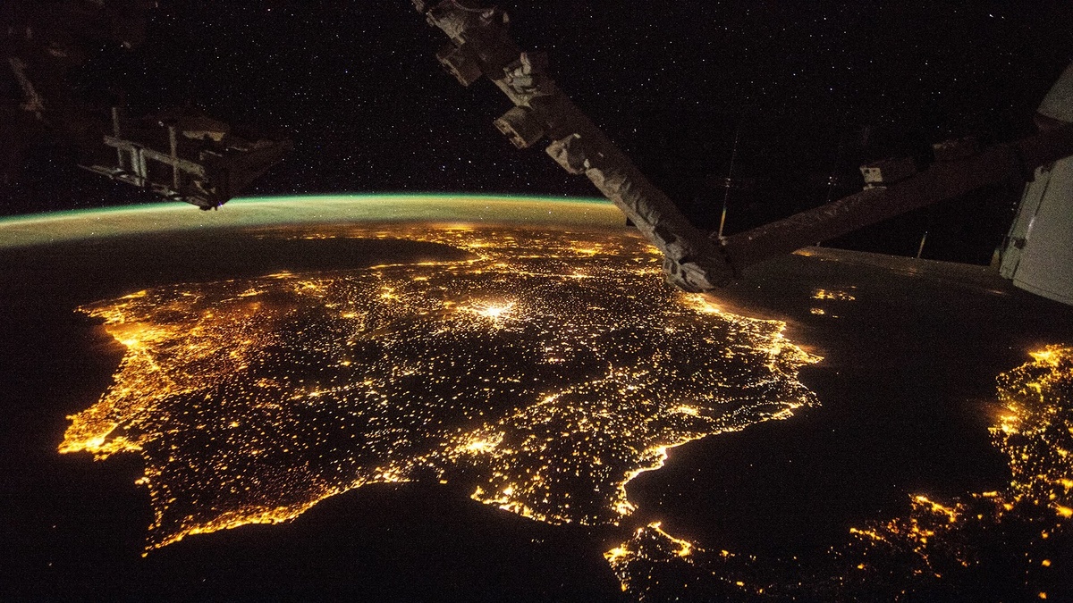             Мы, земные люди, воспринимаем правила как некие условности, которые могут или соблюдаться, или легко нарушаться по нашему усмотрению и чаще всего вообще  без  последствий.  НО это происходит потому, что нам просто не дано делать то, что могло бы иметь серьезные последствия для вселенной, и это отношение имеет обратную связь. Если человек повышает уровень собственной ответственности за свои поступки, то и его возможности автоматически возрастают пропорционально росту его самодисциплины.     Потому всяческие действия во вселенских масштабах дозволяются только тем сущностям, которые даже не могут помыслить о нарушении установленных правил.
   Мы, земные люди, еще существуем на этой планете исключительно только по причине строжайшего соблюдения вселенских правил. Дело в том, что далеко не всем вселенским сущностям хотелось бы видеть нас тут живущими, но существует такое вселенское правило, которое запрещает уничтожать неугодных тебе существ собственноручно.  Потому для достижения своей цели, то есть для уничтожения земных людей, у этих тварей остается только вариант подстрекательства отдельных групп землян на уничтожение других.
   Исходя из этого людям земли давно следовало бы понять!!!!!!
  Всякое разделение людей на отдельные категории, по каким бы то ни было признакам есть важнейшее условие для самоуничтожения человечества.
   Возбуждение ненависти к иным категориям людей есть важнейшее условие для быстрого уничтожения человечества.
   Пропаганда идеи возможности достижения свободной и счастливой жизни путем физического уничтожения некой системы, то есть людей эту систему представляющих и оберегающих, есть дурман позволяющий запуск машины самоуничтожения человечества.
                И в настоящее время основная часть этих условий, необходимых для уничтожения людей на земле, уже успешно выполнена. 
   Потому теперь спасительной соломинкой для земного человечества может послужить только всеобщая высочайшая самодисциплина и неукоснительное исполнение вселенских правил, данных нам еще нашими пращурами: живи по совести в согласии с природой.
   Сейчас уже почти невозможно устранить разделяющие нас условности, но мы можем с пониманием относиться к иным убеждениям.  Мы можем понимать что убеждения человека невозможно изменить в одночасье.
   Мы способны понять что навредить людям физически способны опять же только мы сами, люди.
  Потому прежде чем приступать к действию вспомни, что как ты будешь к людям, так же точно и они будут действовать по отношению к тебе.  А точнее сказать, ударяя камнем другого человека, ты ударяешь камнем самого себя, и в этом можешь не сомневаться.  Любое физическое воздействие на человека ты всегда оказываешь по отношению к самому себе, потому что это воздействие на человечество, частью коего ты есть сам.
       Только наше физическое бездействие еще возможно может спасти человечество от самоуничтожения.
      Какой бы не был убедительнейший повод или предлог, БЕЗДЕЙСТВУЙ!!!!!!
   Говори что хочешь, слушай что угодно, отвечай как тебе вздумается, но физически БЕЗДЕЙСТВУЙ!!
    Только наши собственные физические действия способны уничтожить нас как вид на этой планете!!!
       Сотни лет шла очень тонкая и прекрасно продуманная работа по разделению населения земли по широчайшему спектру всевозможных признаков, категорий, способностей, убеждений, знаний, заученных догм, и еще величайшему множеству чего.  Исходя из этого современная ситуация никогда не позволит людям придти к некому единству.  Цель всего этого, это возможность легко и непринужденно включать мясорубку, в которой люди начинают перемалывать друг друга.
   Перед людьми стоит одна единственная актуальная задача, научиться противостоять включению этой мясорубки.   Существует только одно единственное реальное решение этой задачи, это глубоко осознанное бездействие.  Не путать с непротивлением, в случае физической агрессии давать отпор следует без промедления.  Но в случаях любых мирных противостояний, должно строжайше соблюдать осознанное физическое бездействие.
     Топливом мясорубки является ненависть. Потому следует ясно осознавать что все факты разжигающие вашу ненависть к некой группе людей, на деле являются искусственно созданными не представителями этой группы, пусть даже и их руками, но не их инициативой, а инициативой врагов человечества, в существовании коих не стоит сомневаться, но и не стоит пытаться их отыскивать, потому как они находятся в недосягаемом для нас плане мироздания.