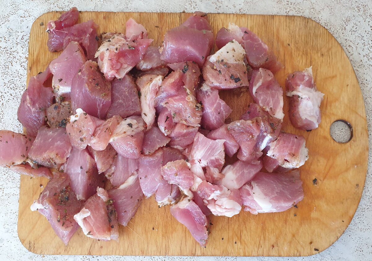 Свинину посыпали солью, перцем ,базилик.