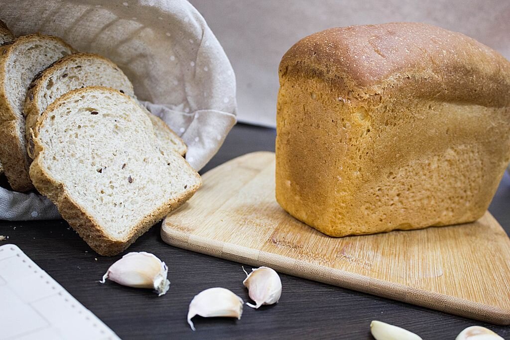 Черный хлеб и белый хлеб фото