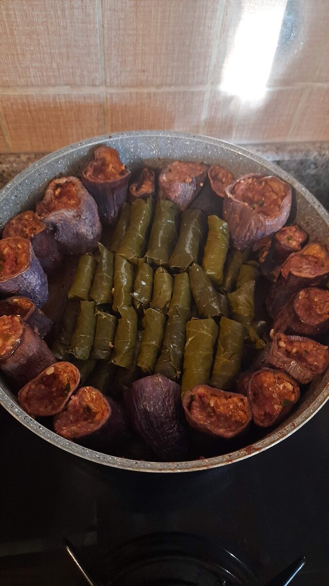 Сушёные баклажаны куру патлыжан долмасы и сарма из виноградных листьев