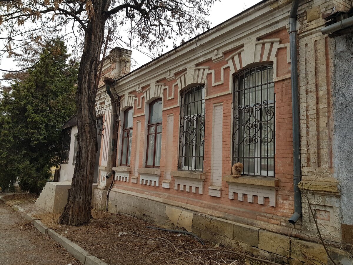 ... до разваливающихся, но очень интересных домов конца 19, начала 20 века