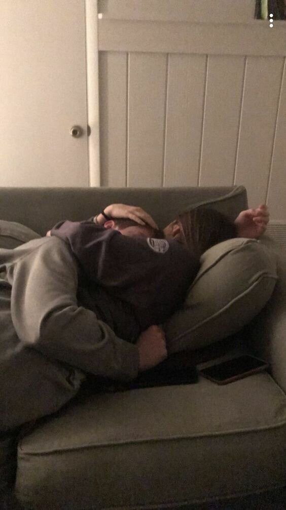 Как из отношений уходят чувства? Незаметно, тихой поступью. И первым партнеров покидает доверие. Его не бывает много или мало. Доверие либо есть, либо его нет. Для многих людей важнее всего сохранить семью. А как же взаимные переживания, незримая связь?
