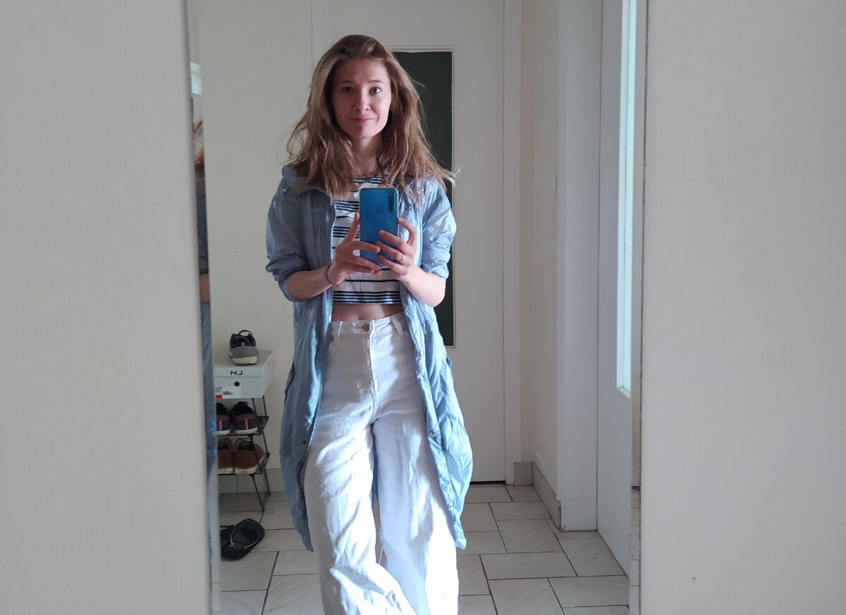 А так выгляжу сейчас: белое, обязательный легкий дождевик и полоски) 