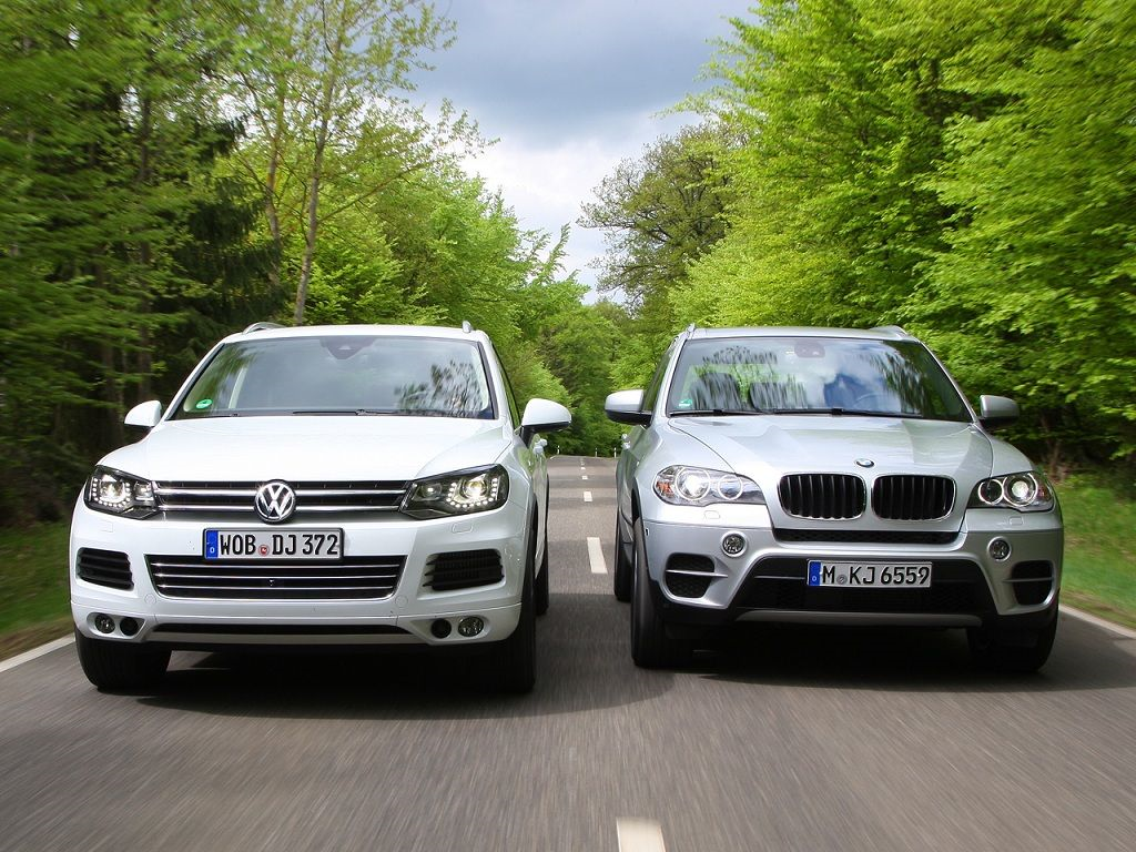 Сравнение volkswagen. Туарег и БМВ х5. Touareg и x5. БМВ Фольксваген Туарег. BMW x5 и x3.