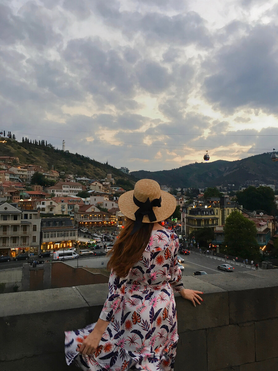 вид на Старый город у храма Метехи