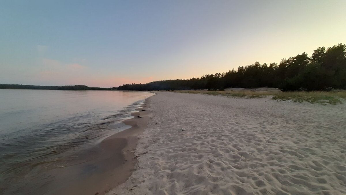 Пляж с белым песком на о. Койонсаари, Карелия. Фото автора