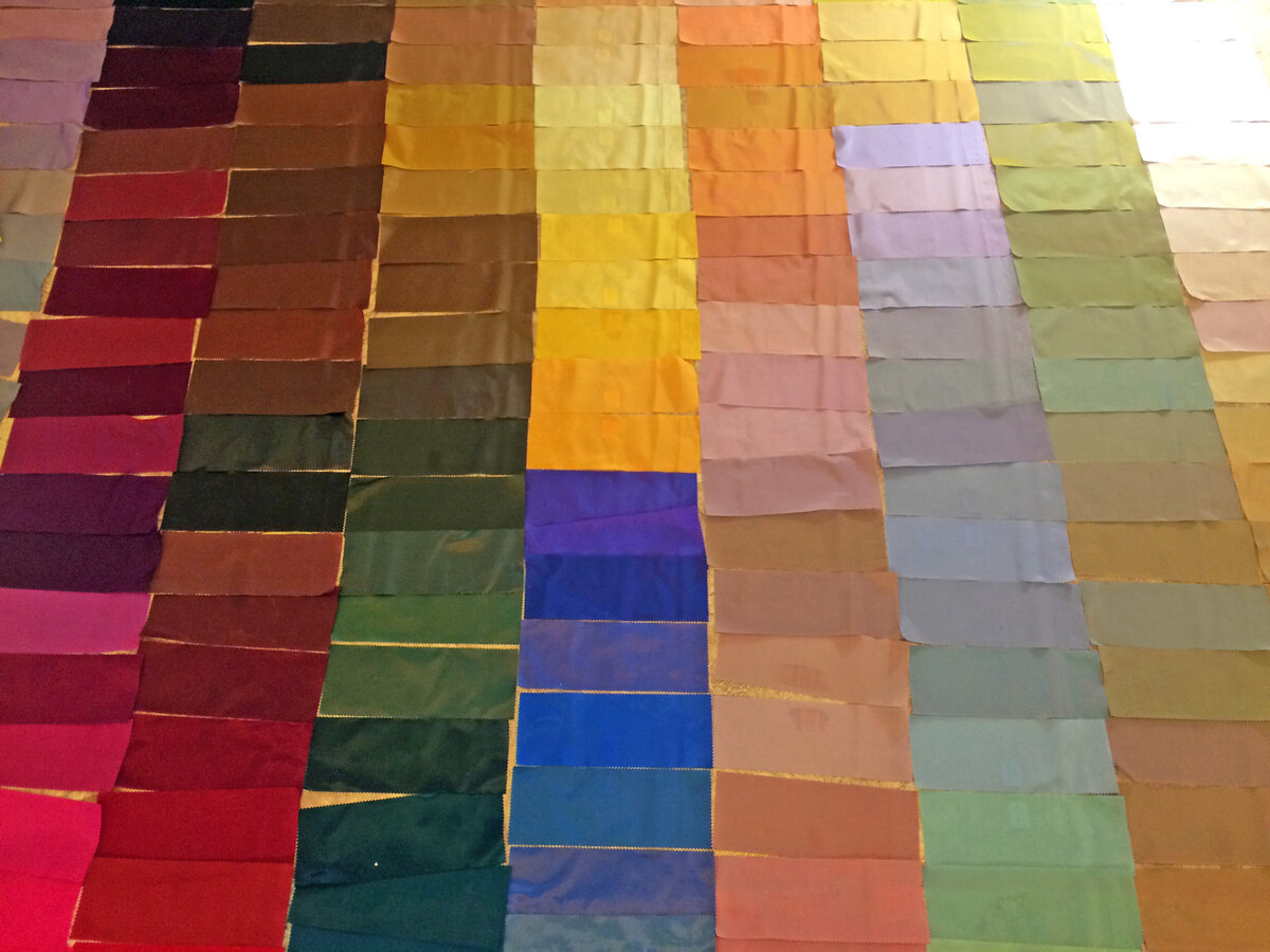 В отчаянной попытке разложить по тону 208 кусков ацетатного шёлка.  Полный провал. 