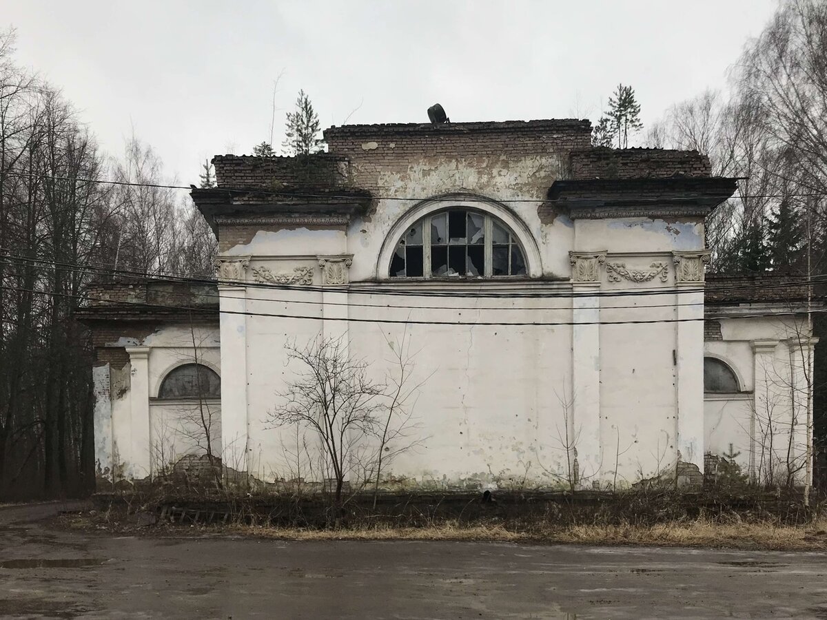 Это задняя часть этого же здания, уже весной (фото автора). Да, мне довелос