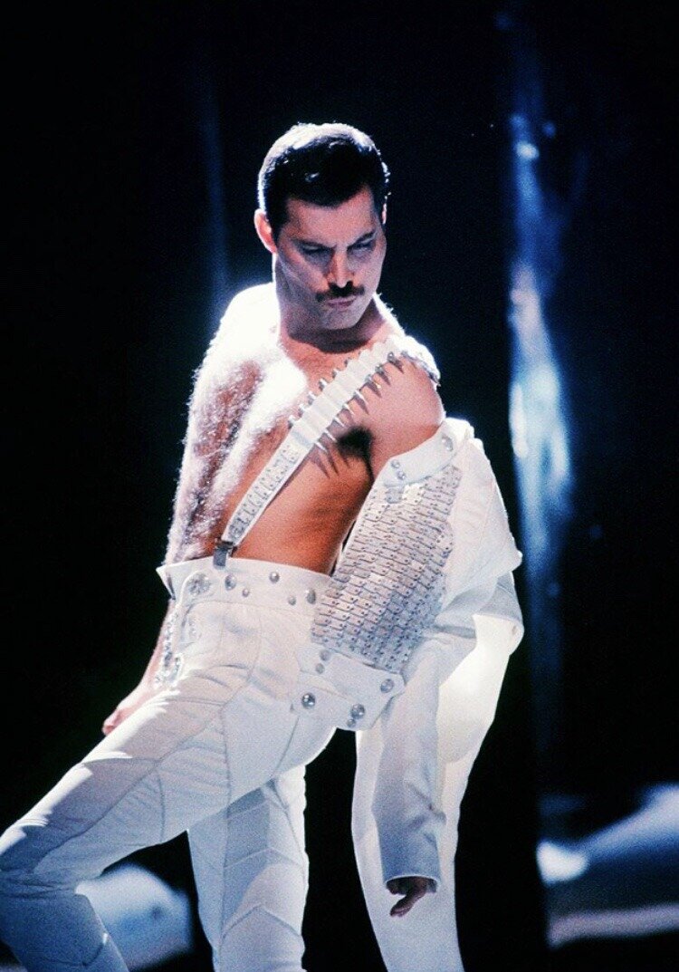 Фредди Меркьюри в клипе "I Was Born to Love You" (1985)
