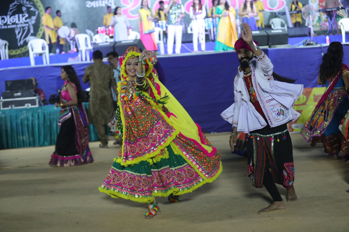 Яркие костюмы на фестивале Навратри создают атмосферу настоящей сказки. Кстати, танец гарба исполняется только босиком.