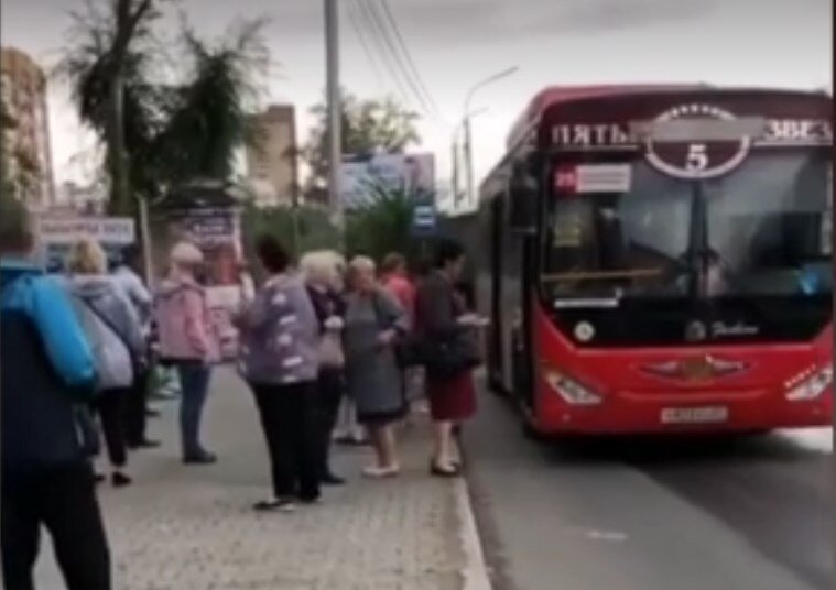 Высаженные пассажиры из хабаровского автобуса. (скрин из видео с сайта КП-Хабаровск)