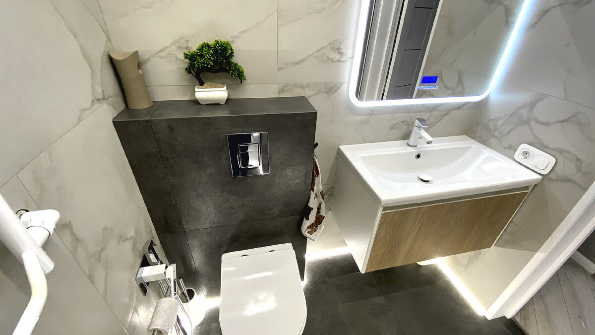 Зеркало в ванной тоже имеет свою подсветку по контуру