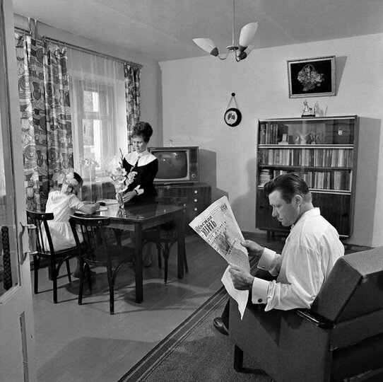 Советская семья, книжный шкаф - главный атрибут гостиной.