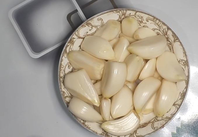 Чеснок тоже прокручиваем на мясорубке.