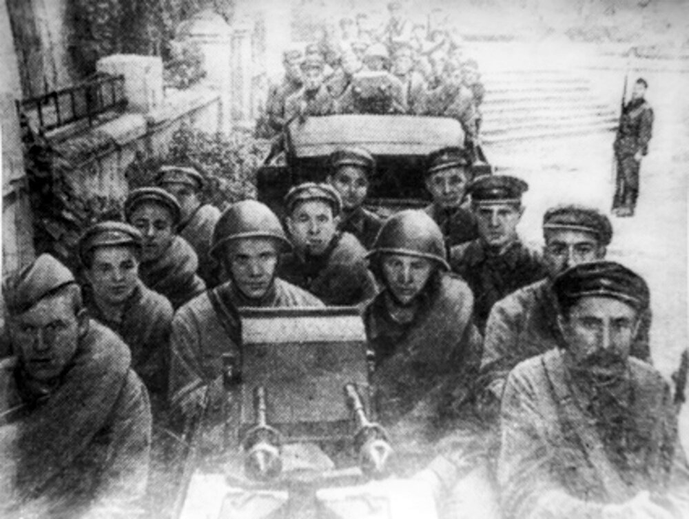 Бойцы Киевского народного ополчения отправляются на передовые позиции. 1941. Источник: goskatalog.ru. Фотография использована в качестве иллюстрации.