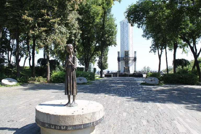 Тема т.н. "Голодомора" на Украине крайне политизирована и обросла множеством мифов