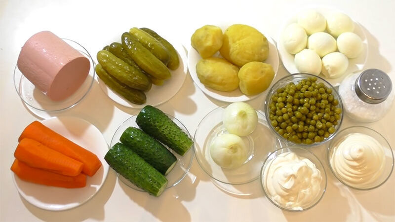 Набор продуктов на салат Оливье. Огурцы свежие или солёные, на выбор. Фото из интернета