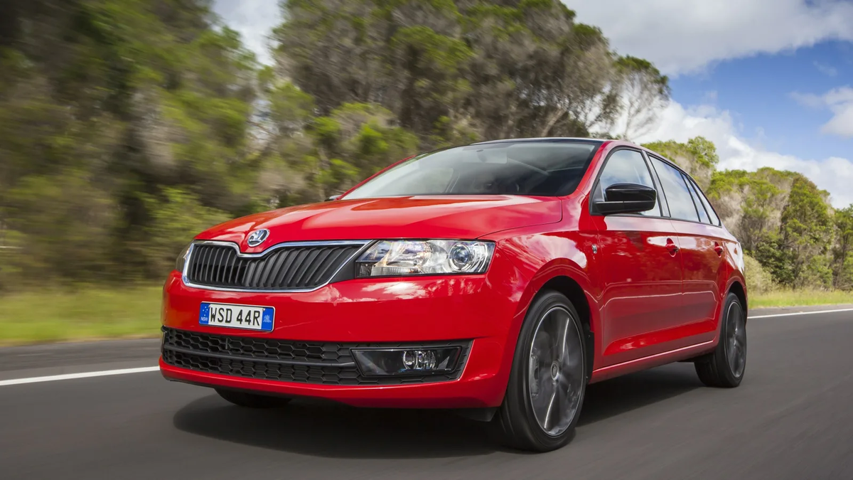 Красный Škoda Rapid образца 2011 года - будь спокоен