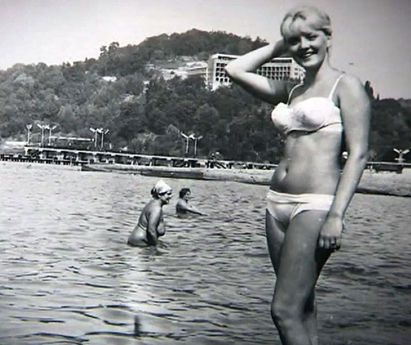 Здравствуйте, мои дорогие. История это очень важная часть нашей жизни... прожили день и он уже история... наша маленькая история, его не вернешь, а через какое-то время можно и забыть.-10