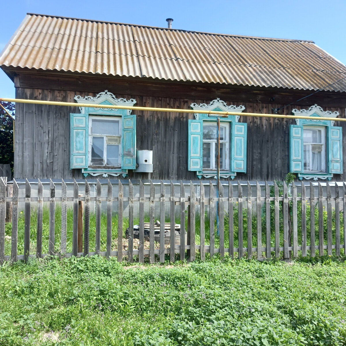 Дом у них старенький, но уютный