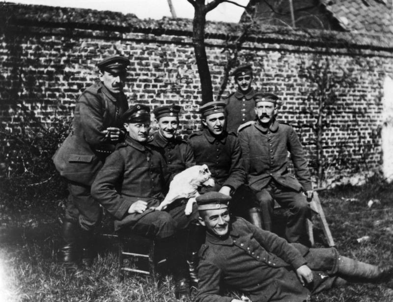 Гитлер с сослуживцами в 1914 году