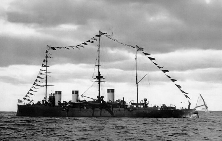 Фото из интернета. Крейсер "Жемчуг" на Ревельском рейде во время Императорского смотра.