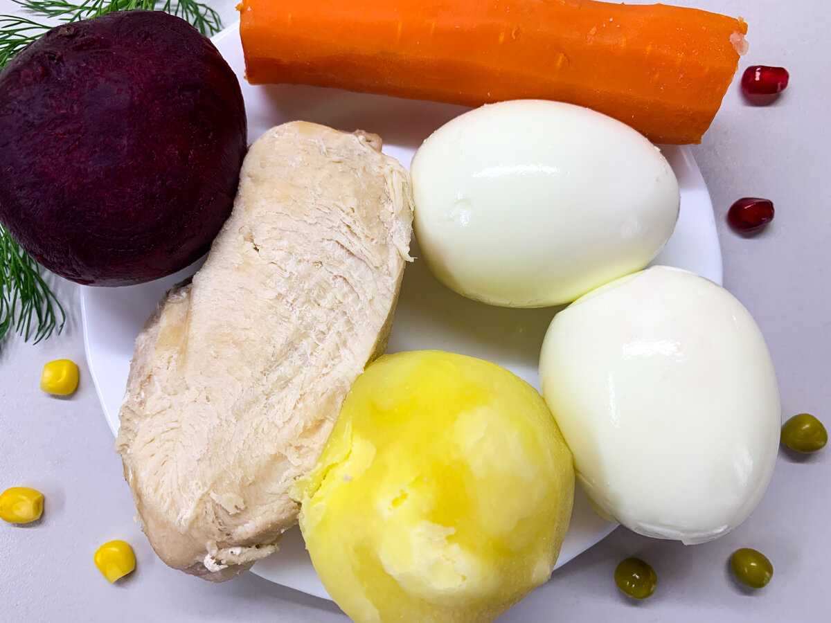 Салат с копченой курицей, сыром, помидорами и маком