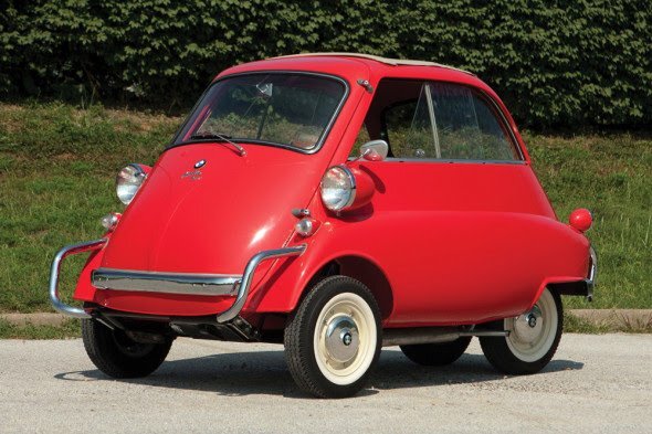 BMW Isetta 300
Годы выпуска: 1956-1962;• Количество произведенных автомобилей: 161 728;• Двигатели: 0,3 литра (13 лошадиных сил);• Вместимость: 2 человека;• Разгон до 100 км/ч: нет (максимальная скорость – 85 км/ч);• Страна производитель: Германия;• Цена: 1 000$.Трехколесная Isetta в свое время спасла компанию BMW от банкротства: пока конкуренты продавали более дорогие машины, баварцы успели реализовать 160 000 Isetta и серьезно поправить свое финансовое положение, подорванное Второй мировой войной. Isetta, имеющая итальянские корни, в первую очередь отличалась скромными размерами и тем, что единственная дверь была расположена там, где у современных автомобилей находится капот: руль модели двигался вместе с дверью.