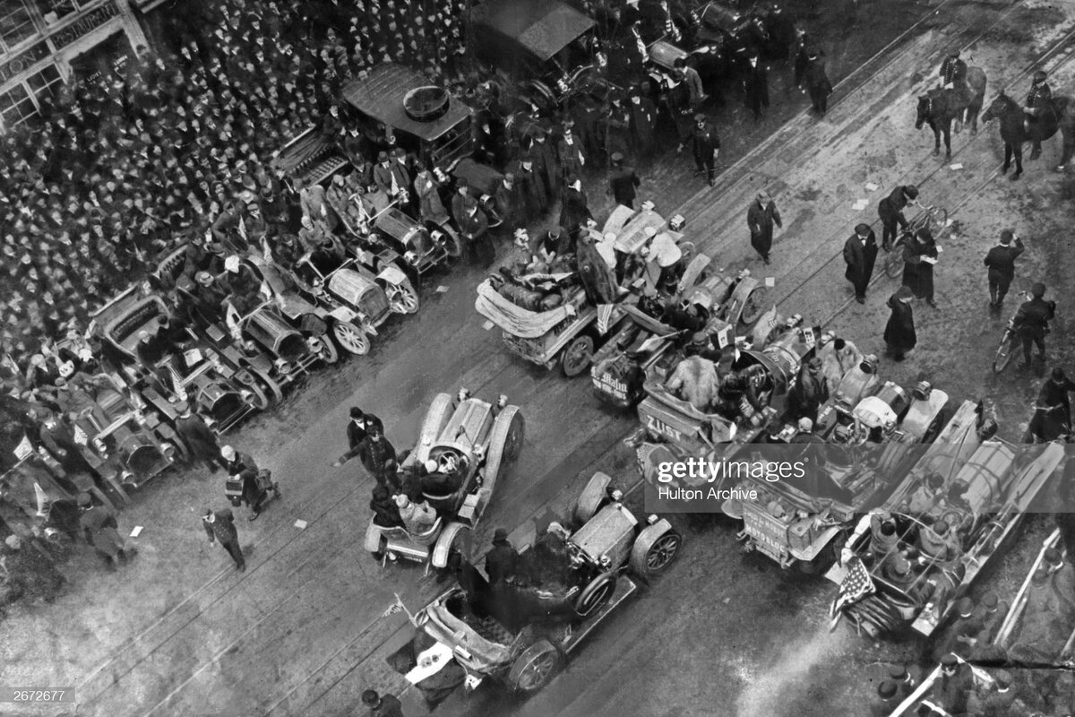 Старт 19000 километрового ралли на Бродвее. https://www.gettyimages.com/detail/news-photo/the-start-on-broadway-of-the-19-000-kilometre-race-from-new-news-photo/2672677?adppopup=true