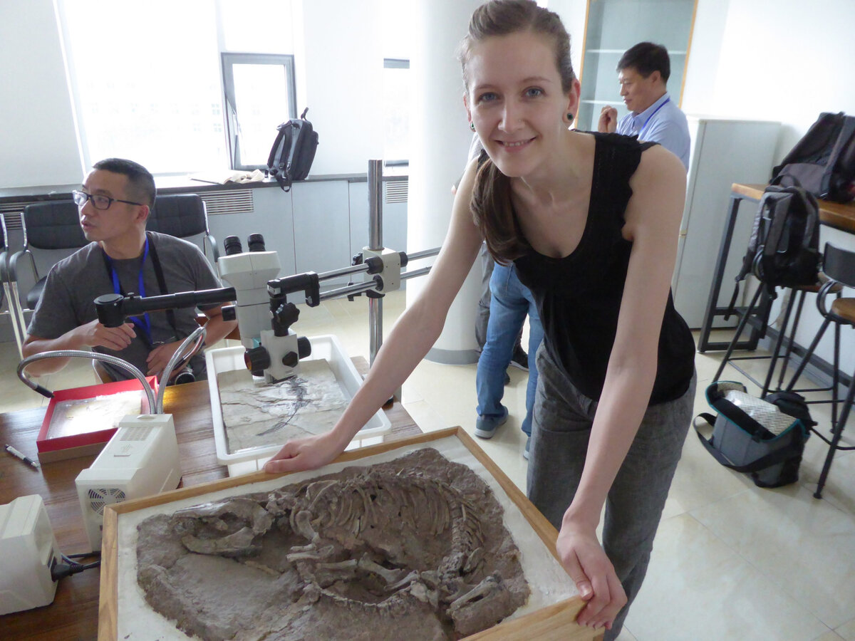 Эльза Панчироли с останками Repenomamus giganticus {palaeocast.com}