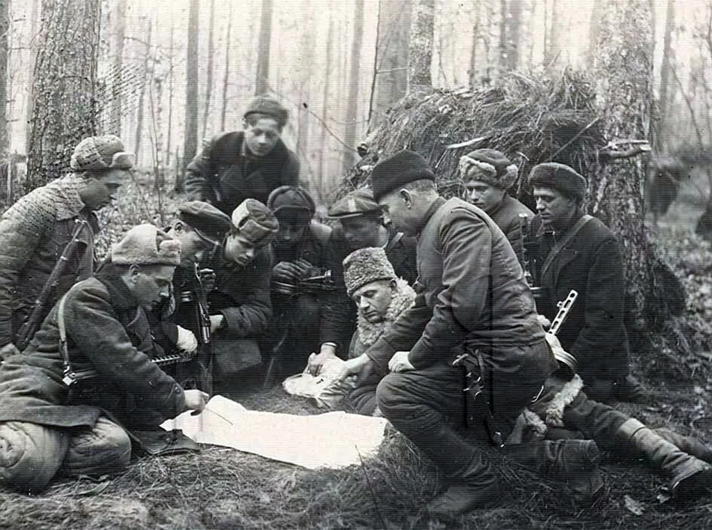 Поиск партизан. Партизаны Великой Отечественной войны 1941-1945. Партизанское движение 1941-1945. Партизанские отряды ВОВ. Партизан Отечественной войны 1941.