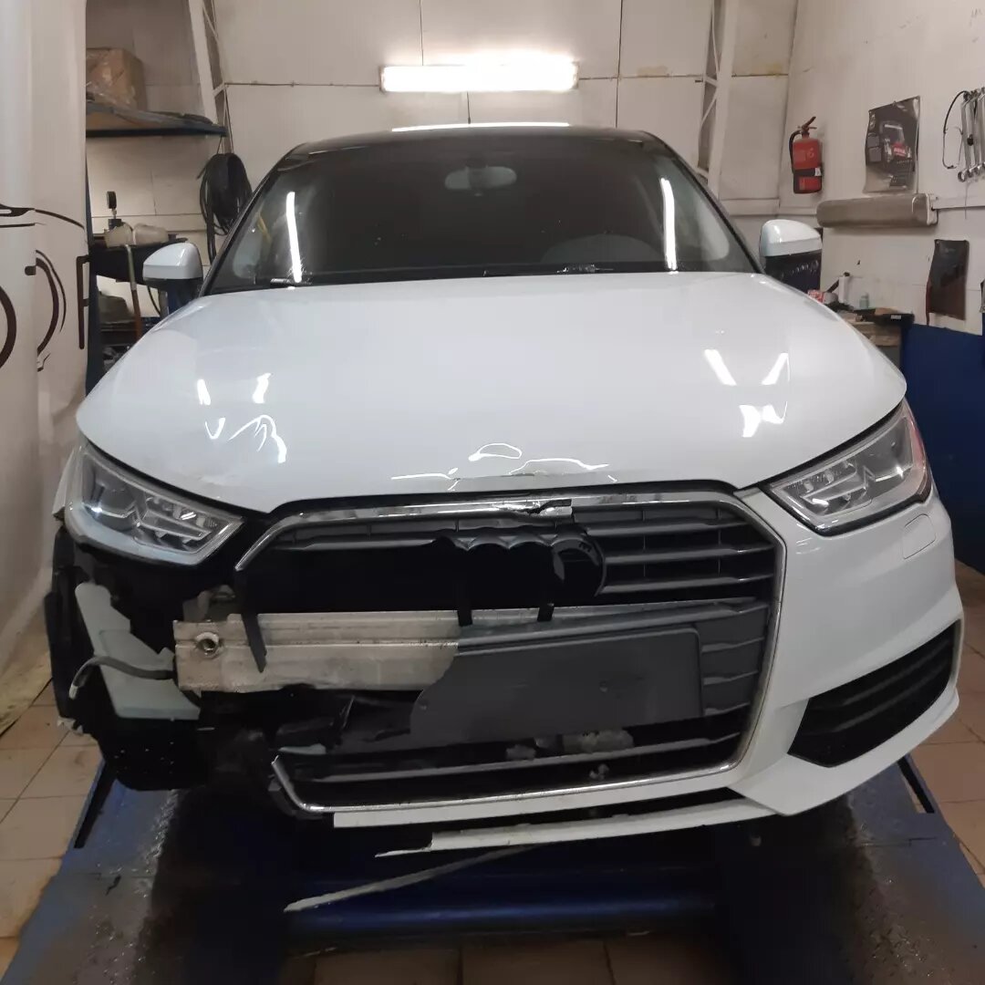 Разбитая передняя часть AUDI A1