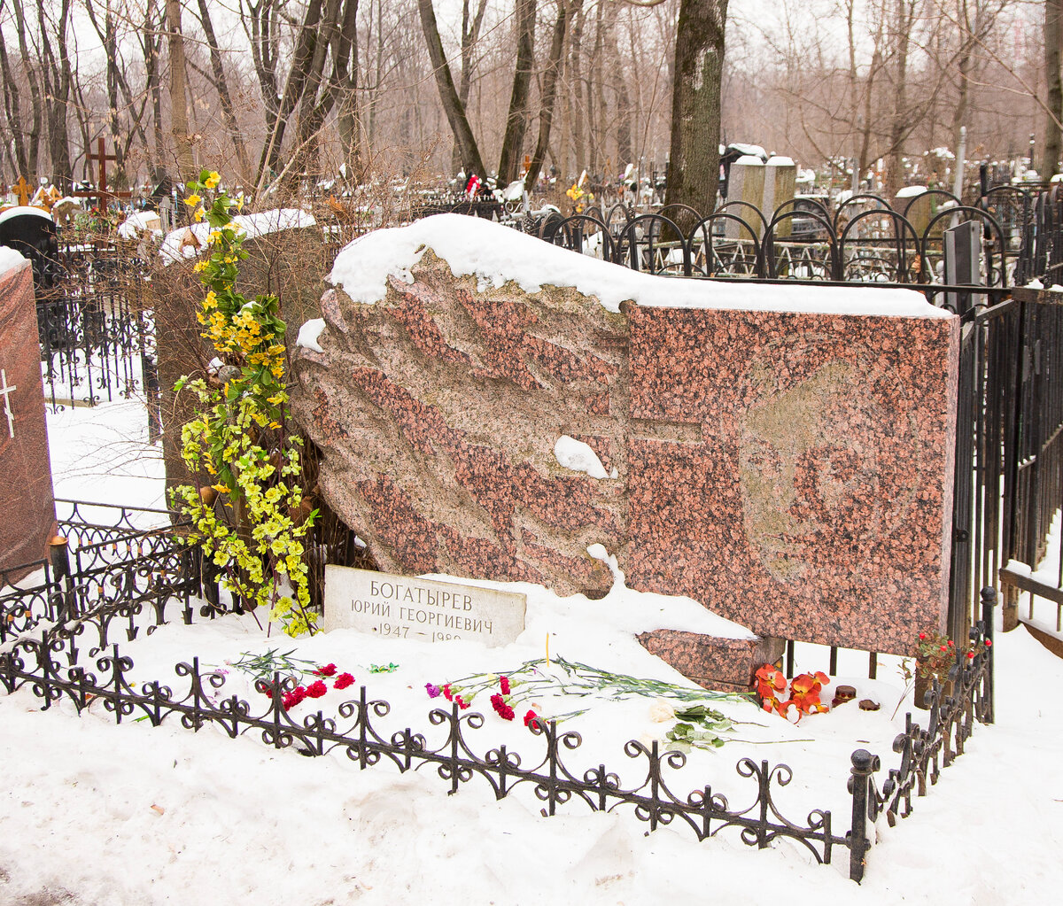 Юрия соломина похоронят. Могила Юрия Богатырева на Ваганьковском. Могила Юрия Богатырева.