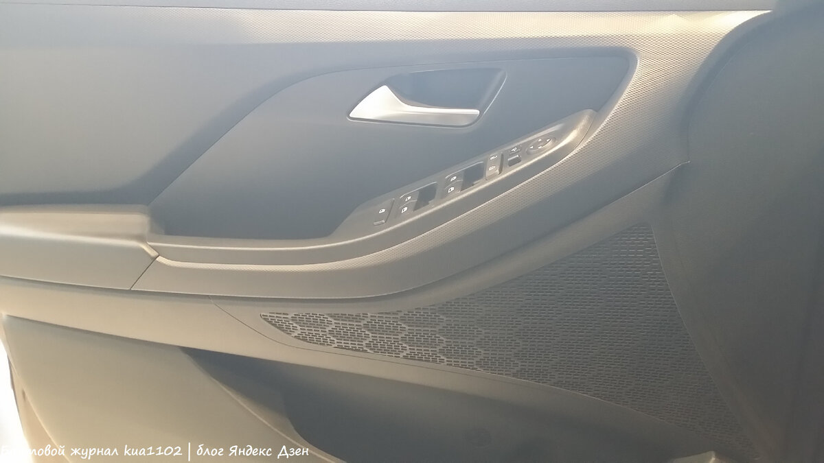 Блок управления стеклоподъемниками и зеркалами сделан под удобным углом. Автор фотографии kua1102