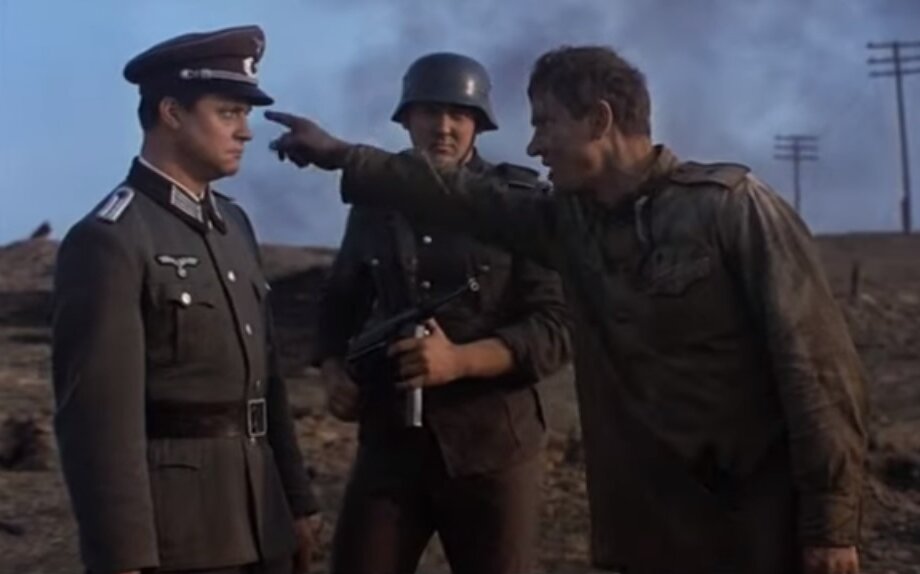 Майор Максимов гневно указывает на уничтоженные немецкие танки. 