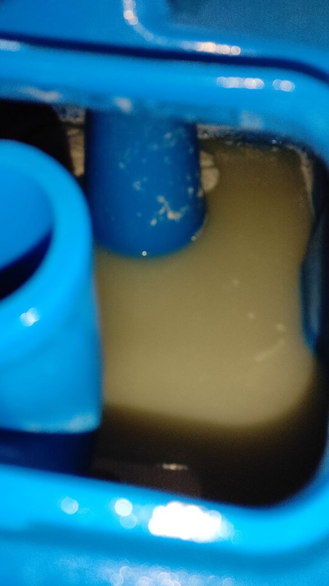 Вода в экстракторе в процессе чистки