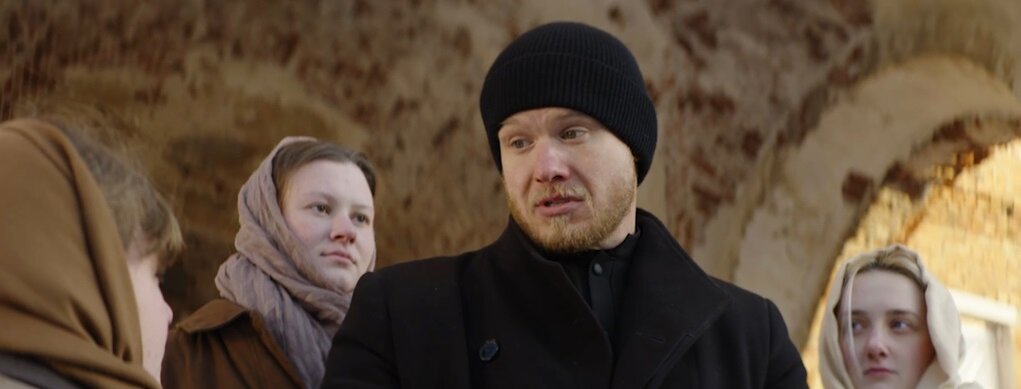 Король хайпа попадает в монастырь. Кадр из фильма. 