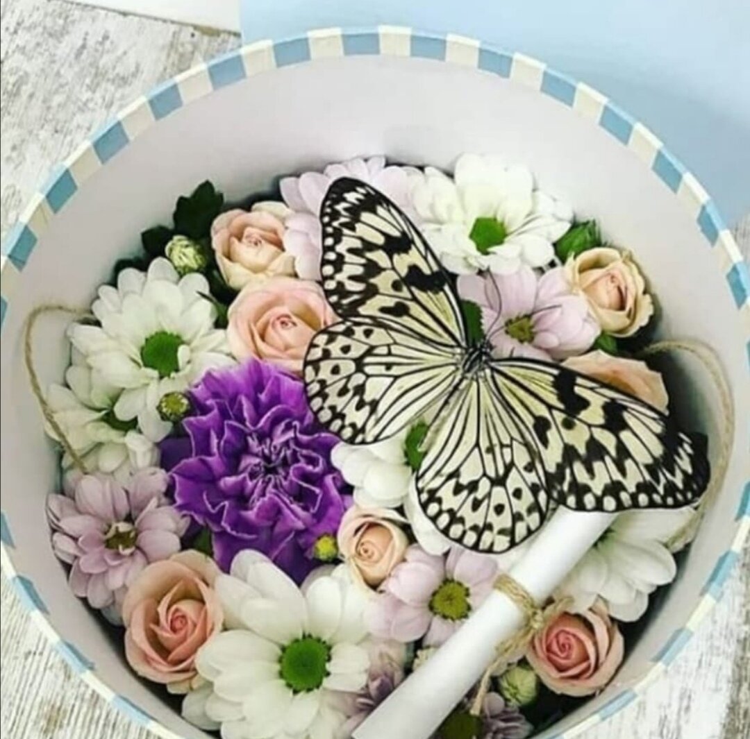 Idea leuconoe – Другое название этой бабочки «рисовая бумага». Ее так прозвали, потому что ее полет похож на падающий кусочек бумаги, такой же медленный и плавный, как в замедленной съемке. В сочетании с кустовыми розами, полевыми ромашка и и хризантемами. 

СТОИМОСТЬ : 5000₽