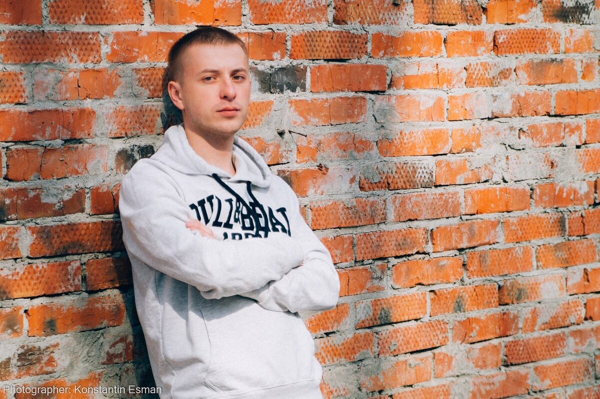 Фон из яркой кирпичной стены на контрасте с белой худи показался отличным сочетанием