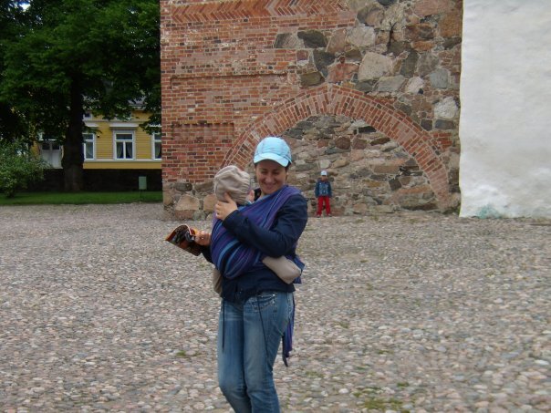 Вдруг вы не знаете, что такое слинг? Вот он на фото, бус не видно, но они там есть