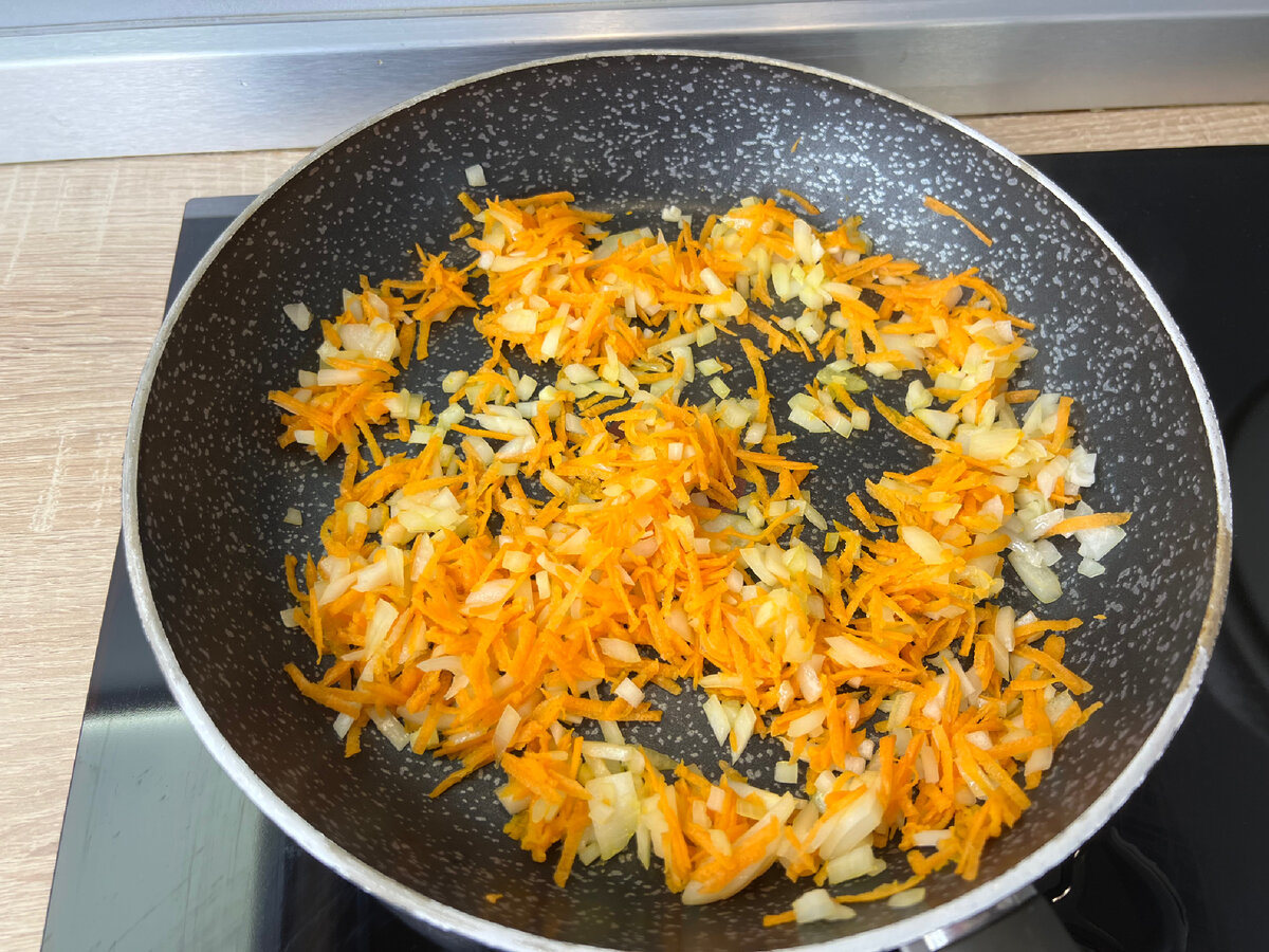 Обжариваем на сковороде до мягкости 