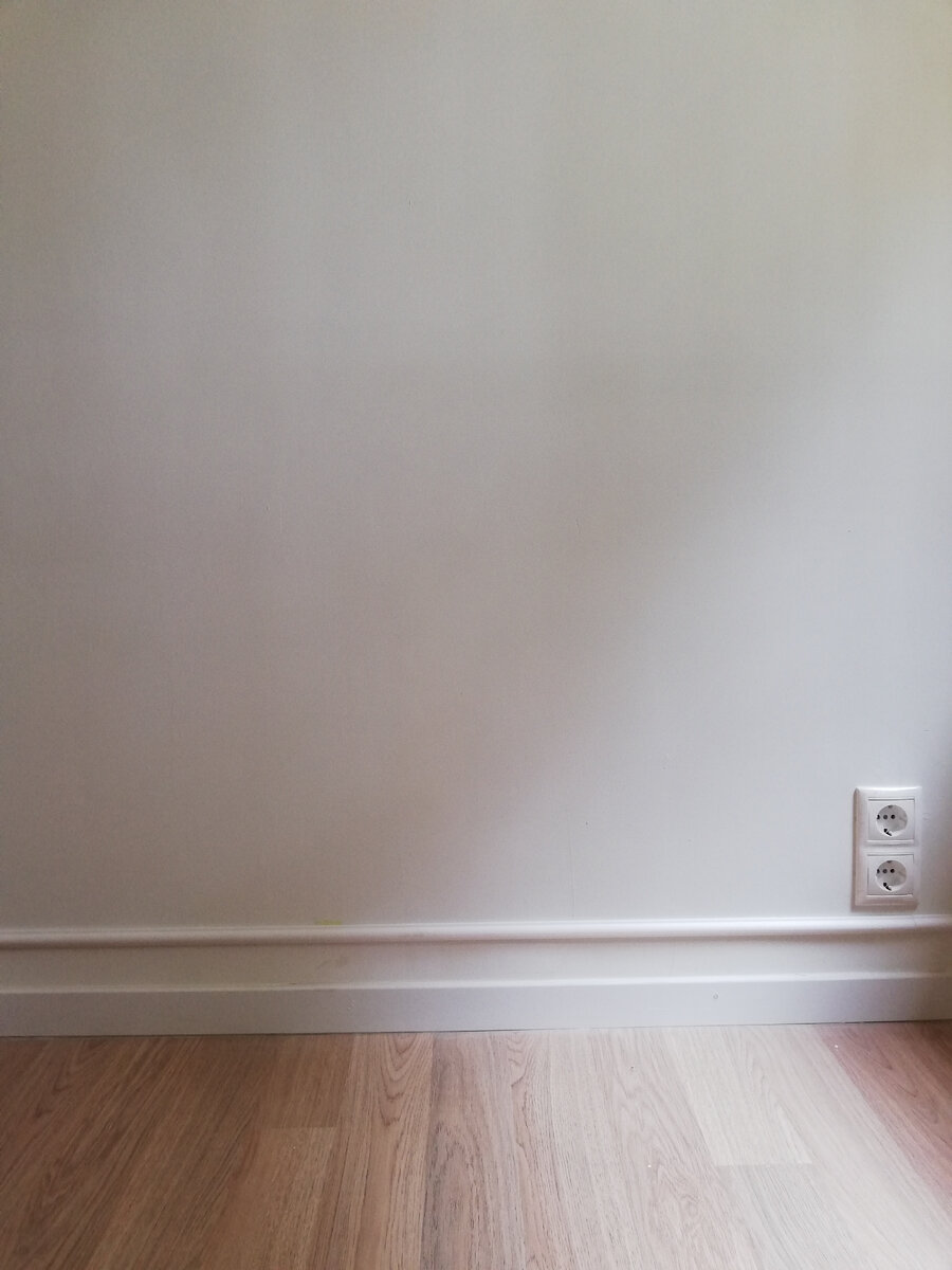 На фото видно неидеальную плоскость пола. Ламинат уложен на деревянный существующий пол. 