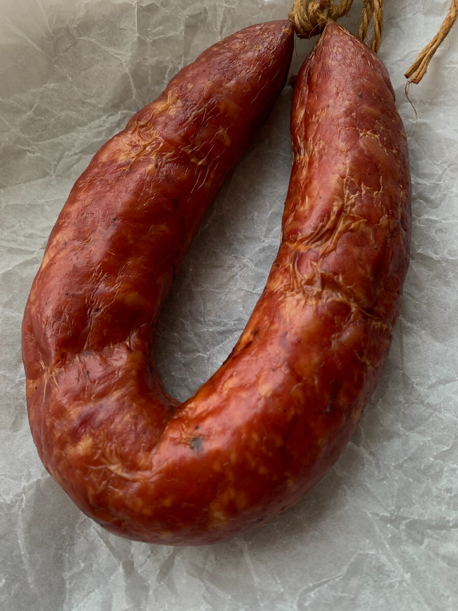 Колбасой называется пищевое изделие из молотого мясного фарша, рубленого мяса или цельного куска вырезки с добавлением специй, упакованное в оболочку естественного происхождения (черева или кишки) и определенным образом обработанное.

Колбаса подразумевает новый вкус и быстроту сервировки сытного обеда или ужина, новые возможности для длительного сохранения мяса, удобство продажи и хранения.

Сегодня колбасу часто готовят в домашних условиях, потому что практически любую колбасу можно сделать самим без посторонних добавок.

Первые упоминания о колбасе и подобных ей изделиях встречаются еще в письменном наследии вавилонян, древних греков и китайцев.

Считается, что ее изобретение связано как с необходимостью длительного сохранения мясных припасов во время военного похода, так и с жарким климатом, в котором мясо не могло храниться долго.

В Древнем Риме производство колбас было доведено до промышленных масштабов, в т.ч. для снабжения римских легионов.

В те времена готовили десятки видов различных колбас, а среди них — и разнообразные колбасные изделия из столь любимых древними римлянами рыбы и морепродуктов.

Именно кухня Древнего Рима стала основой знаменитой средиземноморской кухни с ее ярким представителем — итальянской кухней.

Около XVI века достижения итальянской кухни легли в основы сперва кухни французских королей, а затем и всей Франции.

Конечно, среди прочих заимствованных у римлян рецептов были и рецепты колбас.
Колбаса может быть копченой, варено-копченой, вяленой или вареной. Для приготовления колбасы используется говядина, свинина, баранина, мясо птицы, конина.

Колбаса из цельного куска вырезки до сих пор популярна у народов Азии, Кавказа и бывшей Османской империи. Таковы бастурма, суджук, казы.

По одной из версий, этот вид колбасы изобрели воины Чингисхана, бравшие с собой в походы мясо, и помещавшие его под седло.

Там оно просаливалось конским потом, под тяжестью всадника уходила лишняя влага, и мясо долго сохранялось.

В современной восточной кухне бастурму готовят из говяжьей вырезки, которую просаливают, кладут под пресс, затем обваливают в специях (чеснок, чаман, красный и черный перец) и подвешивают для просушки.

Суджук и казы до сих пор готовят из конины, только в суджук идет фарш, и поэтому такая колбаса считается более дешевой.

А для казы используется цельный кусок лучшей вырезки с конских ребер, а потому данное блюдо считается деликатесом и является непременным атрибутом татарского праздничного стола.

В средневековой Европе изготовление колбасы шло разными путями в зависимости от климата местности.
В северных областях готовили сырокопченые колбасы, а в более теплых южных регионах сушили на солнце, т.е. 
вялили.

Во все времена колбаса была элитным блюдом, поскольку ее приготовление — длительный и трудоемкий процесс, в котором использовалось не только мясо высокого качества, но и дорогостоящие специи, привезенные из Индии и с Востока.

И почти у каждого народа есть свое «колбасное ноу-хау».
Например, салями — традиционная итальянская колбаса готовилась из нескольких сортов мяса, причем не только свинины, телятины, индейки, но также оленины и даже ослятины; в нее добавлялись традиционные итальянские специи: душистые травы, белый перец, чеснок, уксус и вино.

Готовилась салями путем сушки на солнце, причем оболочка салями покрывалась плесенью, сохранявшей продукт годным к употреблению до десяти лет.

Говоря о кулинарии, нельзя не вспомнить о французской кухне.
Здесь даже домашняя колбаса отличается изысканностью.

Есть рецепт белой телячьей колбаски с ароматом коньяка, кроличьей с прованскими травами, гусиной в яблоках.

Традиционная копченая колбаса Литвы готовится с добавлением дичи, а на праздниках ее принято жарить, заливая крепкими спиртными напитками и поджигая.

А в Финляндии старинным способом приготовления этого блюда считается запекание, причем не в печи, а в сауне, на раскаленных камнях.

В сказке немецкого писателя Гофмана есть эпизод, в котором король лишается чувств, а затем впадает в страшный гнев оттого, что в колбасе, поданной на пиршестве, слишком мало сала.

Немцы и австрийцы считаются признанными королями колбас.
Таким разнообразием колбасных изделий другие народы похвалиться не могут.
Именно здесь жил изобретатель одного из самых популярных колбасных изделий — сосисок.

Причем, немцы и австрийцы до сих пор спорят, кому же из них принадлежит это изобретение.
Дело в том, что Йохан Георг Ланер (так звали изобретателя) родился и учился своему ремеслу во Франкфурте, а позже переехал в Вену, и завел собственную лавку, где продавались сосиски.

Традиционная немецкая колбаса отличается не экзотическим составом (немцы предпочитают свинину и говядину), не обилием приправ, а разнообразием способов приготовления и обработки.

Немцы готовят вареную, жареную, копченую колбасу.
Одной из особенностей немецкой кухни является приготовление колбас из очень свежего мяса — приготовленный фарш, по мнению немца, через 5 часов уже не годен к употреблению.

Традиционный домашний рецепт немецкой кухни — кровяная колбаса.
Это вареная колбаса, которая готовится из печеночного свиного фарша с добавлением крови.

В фарш добавляются специи, такие как гвоздика, майоран, черный и красный перец, кладется шпик, а затем ее варят в кипящей воде и поджаривают.

Считается, что именно немцы научили русских готовить колбасу — во времена Петра I.
Однако есть гораздо более раннее упоминание о ней — в берестяной грамоте 12 века.

Так или иначе, традиционная славянская кухня тесно связана с православным календарем, в котором большим праздникам предшествует довольно долгий пост, во время которого мясо есть нельзя.

Поэтому колбаса для славян стала традиционным блюдом больших праздников, таких, как Рождество и Пасха.
Одним из традиционных для славян рецептов является жареная домашняя колбаса.

Только ее не жарили на плите, а запекали в печи.

Готовили колбасу так: нарубленное мясо (свинина, иногда с добавлением говядины), сало, тоже нарубленное, смешивали со специями (соль, чеснок, черный перец, украинцы традиционно добавляли цельные зерна горчицы), наполняли этим фаршем промытую кишку и отправляли запекаться в русскую печь или духовку.


