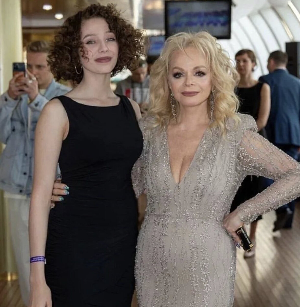 Вера Алдонина и Лариса Долина позируют перед камерой. Фото: соцсети 